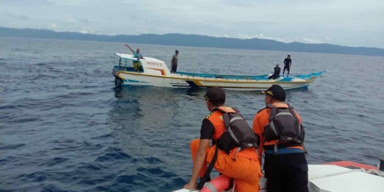 Tampak Tim SAR tengah melakukan evakuasi korban di Perairan Pulau RAM, Kabupaten Raja Ampat, Provinsi Papua Barat Daya. (Foto: Antara/HO-Tim SAR Sorong)