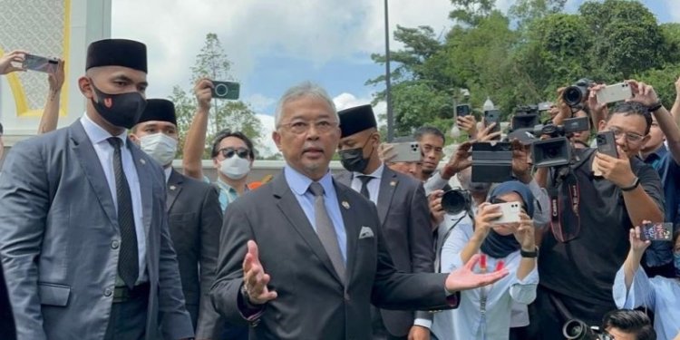 Arsip - Raja Malaysia Yang di-Pertuan Agong Al-Sultan Abdullah (tengah) menemui wartawan yang menunggu di Pintu 2 Istana Negara, Kuala Lumpur, Selasa (22/11/2022). (Foto: Antara/Elhami Syifa Ismail)