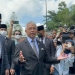 Arsip - Raja Malaysia Yang di-Pertuan Agong Al-Sultan Abdullah (tengah) menemui wartawan yang menunggu di Pintu 2 Istana Negara, Kuala Lumpur, Selasa (22/11/2022). (Foto: Antara/Elhami Syifa Ismail)
