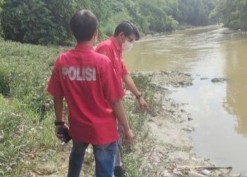 Polisi menyelidiki penyebab ribuan ikan mati di Sungai Cileungsi, Kabupaten Bogor, Jawa Barat. (Foto: Antara/HO-Humas Polres Bogor)