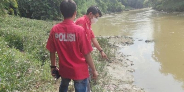 Polisi menyelidiki penyebab ribuan ikan mati di Sungai Cileungsi, Kabupaten Bogor, Jawa Barat. (Foto: Antara/HO-Humas Polres Bogor)
