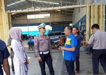 Polisi meminta keterangan pemilik bengkel kasus perampokan modus ban kempes di Desa Sukadami, Kecamatan Cikarang Selatan, Kabupaten Bekasi, Jawa Barat. (Foto: Antara/Pradita Kurniawan Syah).