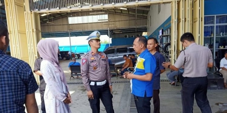Polisi meminta keterangan pemilik bengkel kasus perampokan modus ban kempes di Desa Sukadami, Kecamatan Cikarang Selatan, Kabupaten Bekasi, Jawa Barat. (Foto: Antara/Pradita Kurniawan Syah).