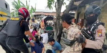 Personel Polda Sumatera Utara menggerebek lokasi perjudian di Jalan Jermal XV Kampung Bina Bersama, Kecamatan Percut Sei Tuan, Kabupaten Deli Serdang. (Foto: Antara/HO-Humas Polda Sumut)
