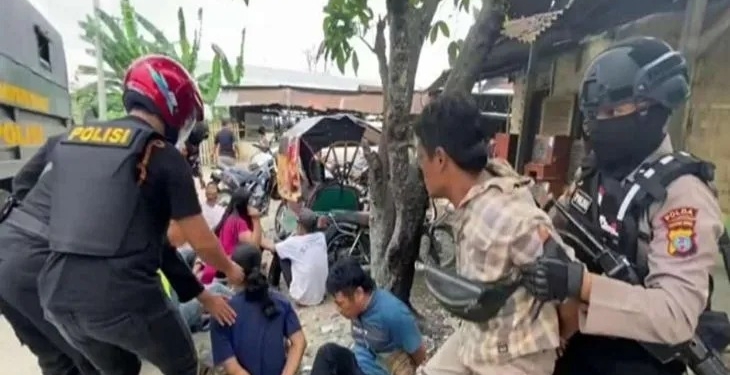 Personel Polda Sumatera Utara menggerebek lokasi perjudian di Jalan Jermal XV Kampung Bina Bersama, Kecamatan Percut Sei Tuan, Kabupaten Deli Serdang. (Foto: Antara/HO-Humas Polda Sumut)