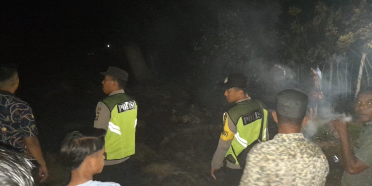 Petugas memadamkan kebakaran lahan gambut di Dusun Bayah, Gampong Buket Jrat Manyang, Kecamatan Tanah Jambo Aye, Aceh Utara. (Foto: Alibi/Dok. Polisi)