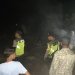 Petugas memadamkan kebakaran lahan gambut di Dusun Bayah, Gampong Buket Jrat Manyang, Kecamatan Tanah Jambo Aye, Aceh Utara. (Foto: Alibi/Dok. Polisi)