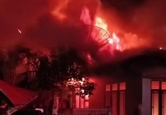 Satu unit rumah milik Sukalsum di Gampong Meunasah Pante, Kecamatan Lhoksukon, Aceh Utara terbakar pada Selasa (11/4/2023). (Foto: Alibi/Dok. Polres Aceh Utara)