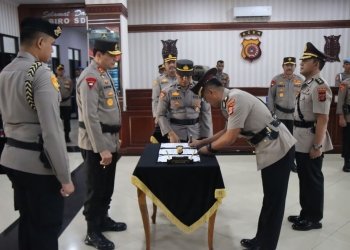Sertijab tiga PJU beserta tiga kapolres dalam jajaran Polda Aceh, Selasa (11/4/2023) di Mapolda Aceh. (Foto: Alibi/Dok. Polda Aceh)