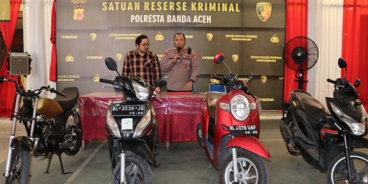 Konferensi pers Polresta Banda Aceh terkait kasus pencurian sepeda motor. (Foto: Alibi/Dok. Polresta Banda Aceh)