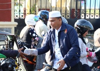 Polda Aceh bagikan 250 paket takjil untuk masyarakat, pada Selasa (11/4/2023). (Foto: Alibi/Dok. Polda Aceh)
