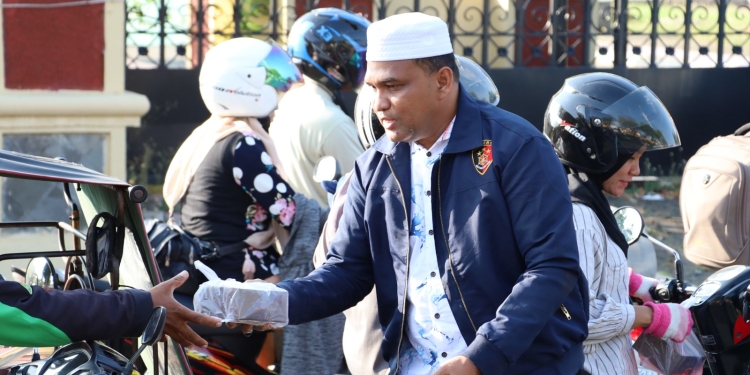 Polda Aceh bagikan 250 paket takjil untuk masyarakat, pada Selasa (11/4/2023). (Foto: Alibi/Dok. Polda Aceh)