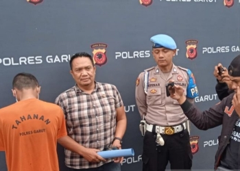 Polisi menunjukkan tersangka dalam kasus penculikan anak saat jumpa pers di Markas Polres Garut, Jawa Barat, Rabu (12/4/2023). (Foto: Antara/Feri Purnama)