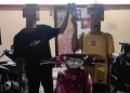 Dua anak yang diduga terlibat aksi jambret menunjukkan telepon seluler milik korban dan kendaraan roda dua jenis otomatis yang digunakan saat beraksi di Jalan Majapahit, depan Unram, di Polresta Mataram, NTB, Selasa (11/4/2023). (Foto: Antara/HO-Polresta Mataram)
