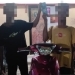 Dua anak yang diduga terlibat aksi jambret menunjukkan telepon seluler milik korban dan kendaraan roda dua jenis otomatis yang digunakan saat beraksi di Jalan Majapahit, depan Unram, di Polresta Mataram, NTB, Selasa (11/4/2023). (Foto: Antara/HO-Polresta Mataram)