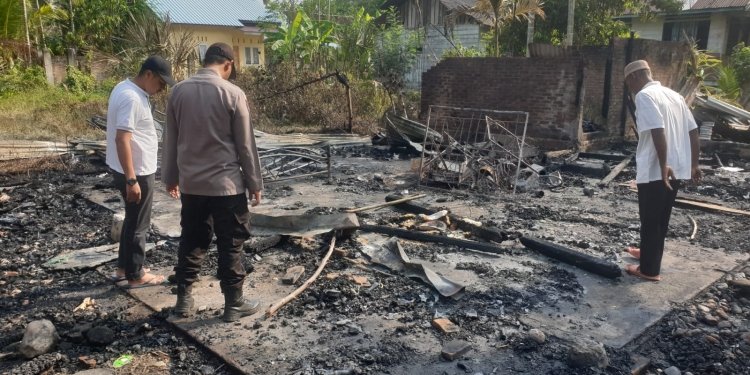 Bekas rumah Ti Azwah (80) usai terbakar pada Rabu (12/4/2023) siang. (Foto: Alibi/Polres Aceh Utara)