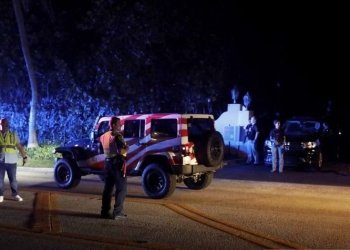 Petugas kepolisian dan personel Secret Service berjaga di depan rumah mantan Presiden Amerika Serikat Donald Trump Mar-a-Lago usai sejumlah agen FBI menggeledah rumah tersebut di Palm Beach, Florida, Amerika Serikat, Senin (8/8/2022). (Foto: Antara/Reuters/Marco Bello/wsj)