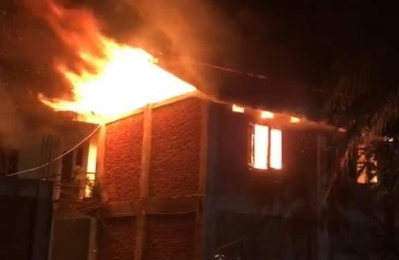 Empat bilik santri Dayah Ishlahuddin Al-Amiriyah di Gampong Cot Madhi, Kecamatan Blang Bintang, Kabupaten Aceh Besar, Aceh terbakar, Jumat (14/4/2023). (Foto: Alibi/Dok. BPBA)