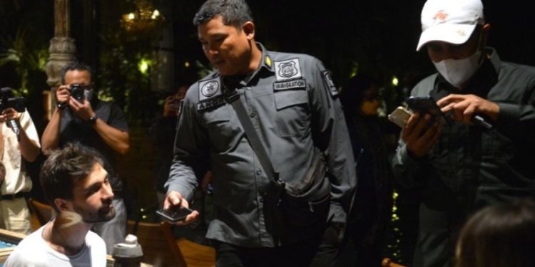 Petugas imigrasi memeriksa dokumen keimigrasian yang dimiliki warga negara asing (WNA) di kawasan Ubud, Gianyar, Bali, Sabtu (15/4/2023). (Foto: Antara/Naufal Fikri Yusuf)