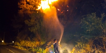 Petugas memadamkan api yang hanguskan 1,5 hektare lahan di Gampong Mendale, Kecamatan Bintang, Kabupaten Aceh Tengah, Aceh, pada Minggu (16/4/2023). (Foto: Alibi/Dok. BPBA)