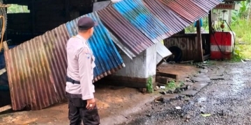 Pos Pengamanan (Pos Pam) wisata Gunung Salak, Aceh Utara, rusak diterjang angin puting beliung, Minggu (16/4/2023). (Foto: Alibi/Dok. Polres Lhokseumawe)