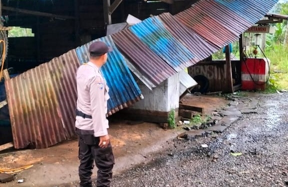 Pos Pengamanan (Pos Pam) wisata Gunung Salak, Aceh Utara, rusak diterjang angin puting beliung, Minggu (16/4/2023). (Foto: Alibi/Dok. Polres Lhokseumawe)