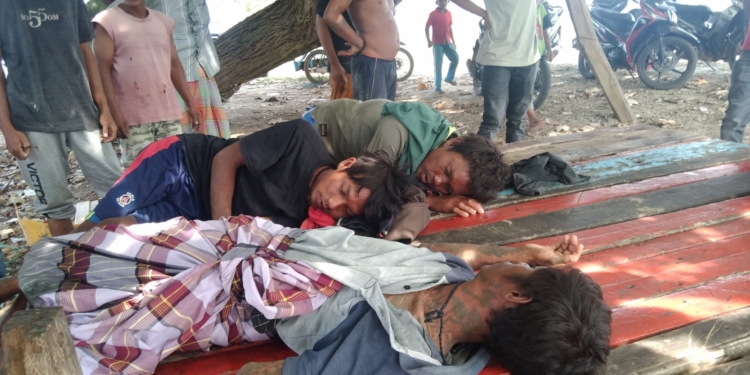 Tiga warga Myanmar usai diselamatkan ke TPI Idi Cut, Aceh Timur. (Foto: Alibi/Polres Aceh Timur)