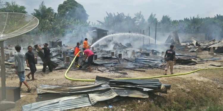 Kebakaran 24 warga di Desa Simpang Gading, Kecamatan Babahrot, Kabupaten Abdya, Selasa (18/4/2023). (Foto: Alibi/Dok. BPBA)