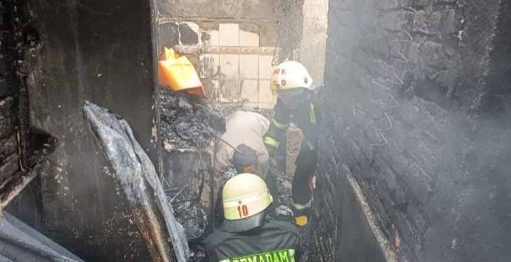 Petugas  Dinas Pemadam Kebakaran dan Penyelamatan Kota Medan sedang melakukan pembersihan di lokasi rumah yang terbakar di Jalan Selamat. (Foto: Antara/HO-Istimewa)