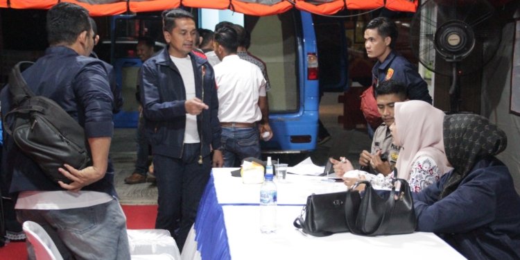 Polresta Banda Aceh bersama BNNP Aceh cek urine sopir angkutan mudik lebaran Idul Fitri 1444 Hijriah di Terminal L-300 Lueng Bata, Banda Aceh. (Foto: Alibi/Dok. Polresta Banda Aceh)