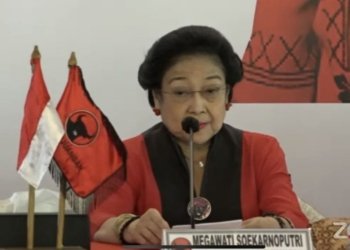 Tangkapan layar Ketua Umum PDI Perjuangan Megawati Soekarnoputri menetapkan Ganjar Pranowo sebagai calon presiden 2024-2029 di kanal YouTube PDI Perjuangan, dipantau dari Bogor, Jawa Barat, Jumat (21/4/2023). (Foto: Antara/Putu Indah Savitri)