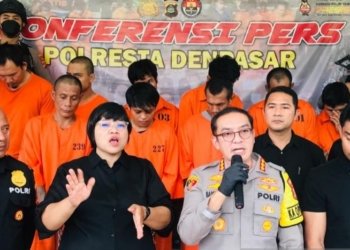 Kepala Kepolisian Resor Kota Denpasar Komisaris Besar Polisi Bambang Yugo Pamungkas memberikan keterangan pers terkait pengungkapan kasus pencurian di depan Lobi Polresta Denpasar, Bali, Kamis (20/4/2023). (Foto: Antara/Rolandus Nampu)