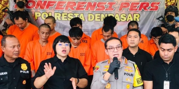 Kepala Kepolisian Resor Kota Denpasar Komisaris Besar Polisi Bambang Yugo Pamungkas memberikan keterangan pers terkait pengungkapan kasus pencurian di depan Lobi Polresta Denpasar, Bali, Kamis (20/4/2023). (Foto: Antara/Rolandus Nampu)