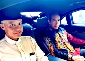 Capres PDIP Ganjar Pranowo pulang satu mobil dengan Presiden Jokowi seusai deklarasi Capres PDIP oleh Ketum PDIP Megawati di Istana Batu Tulis. (Foto: Agus Suparto/Fotografer Presiden Jokowi)