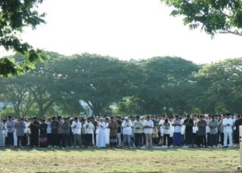 Ribuan masyarakat Banda Aceh dan sekitarnya menunaikan salat Idul Fitri 1444 Hijriah di Lapangan Blang Padang, Banda Aceh, Sabtu (22/4/2023). (Foto: Antara/Nurul Hasanah)