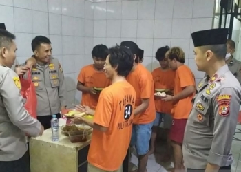 Tahanan Polsek Tanjung Duren menyantap opor dalam rangka merayakan Lebaran 1444 Hijriah di kantor Polsek Tanjung Duren, Sabtu (22/4/2023). (Foto: Antara/HO-Humas Polres Metro Jakarta Barat)