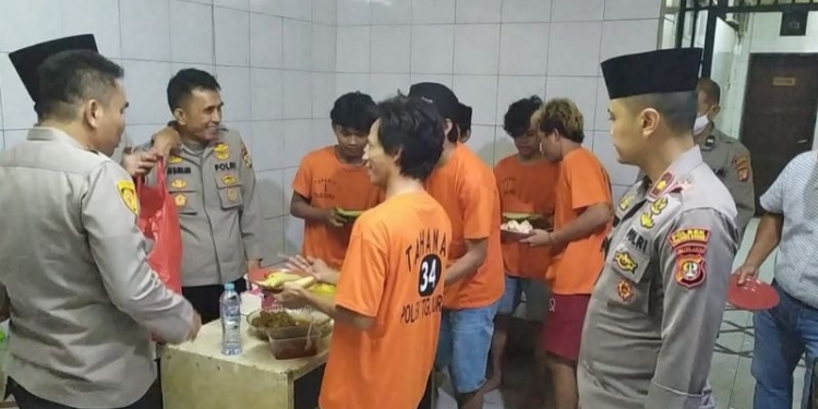 Tahanan Polsek Tanjung Duren menyantap opor dalam rangka merayakan Lebaran 1444 Hijriah di kantor Polsek Tanjung Duren, Sabtu (22/4/2023). (Foto: Antara/HO-Humas Polres Metro Jakarta Barat)