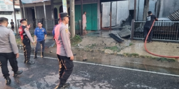 Petugas memadamkan api yang membakar dua ruko di Simpang Cot Plieng, Desa Beunot, Kecamatan Syamtalira Bayu, Aceh Utara, Aceh, Senin (24/4/2023). (Foto: Alibi/Dok. Polres Lhokseumawe)