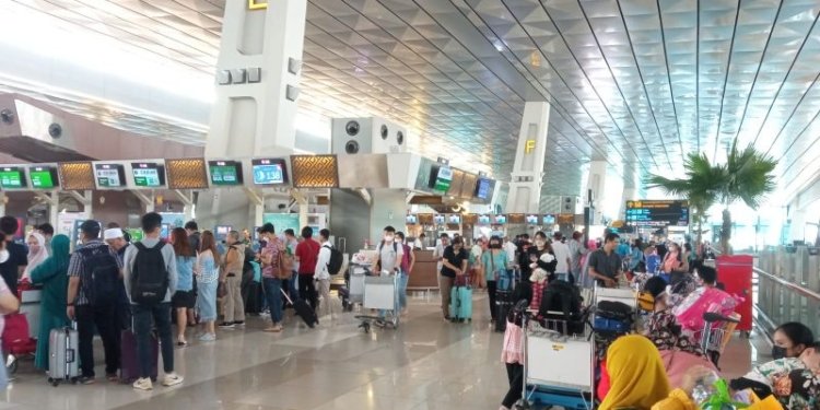 Para penumpang di terminal 3 di Bandar Udara Internasional Soekarno-Hatta (Soetta), Tangerang, Rabu (26/4/2023). (Foto: Antara/Muhammad Heriyanto)