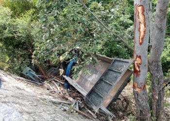 Truk rombongan wisatawan terguling di Jalan Krueng Raya-Laweung, Kecamatan Mesjid Raya, Kabupaten Aceh Besar, Selasa (25/4/2023). (Foto: Alibi/Dok. Polresta Banda Aceh)