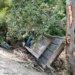 Truk rombongan wisatawan terguling di Jalan Krueng Raya-Laweung, Kecamatan Mesjid Raya, Kabupaten Aceh Besar, Selasa (25/4/2023). (Foto: Alibi/Dok. Polresta Banda Aceh)