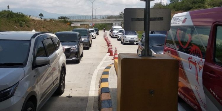 Suasana kendaraan di pintu Tol Sibanceh, Seulimum. (Foto: Antara/Ho)