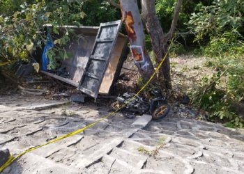 Sepeda motor terjun ke jurang di Jalan Krueng Raya – Laweung, Kecamatan Mesjid Raya, Kabupaten Aceh Besar, Aceh. (Foto: Alibi/Dok. Polresta Banda Aceh)