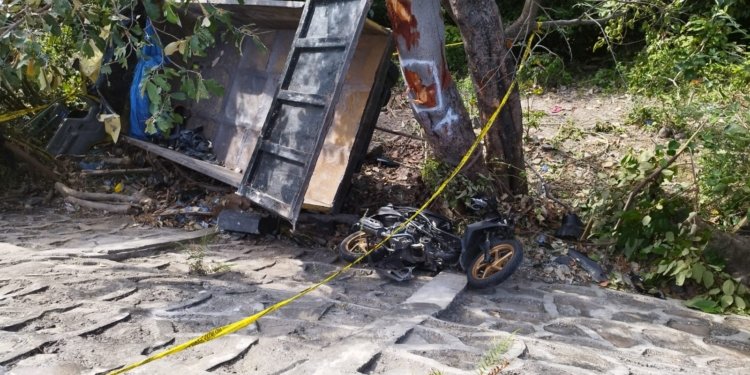Sepeda motor terjun ke jurang di Jalan Krueng Raya – Laweung, Kecamatan Mesjid Raya, Kabupaten Aceh Besar, Aceh. (Foto: Alibi/Dok. Polresta Banda Aceh)