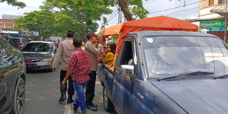 Satgas Preemtif Operasi Ketupat Seulawah 2023 berhentikan mobil barang angkut penumpang di Simpang Lambaro, Kecamatan Ingin Jaya, Kabupaten Aceh Besar, Aceh, Kamis (27/4/2023). (Foto: Alibi/Dok. Polisi)