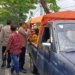 Satgas Preemtif Operasi Ketupat Seulawah 2023 berhentikan mobil barang angkut penumpang di Simpang Lambaro, Kecamatan Ingin Jaya, Kabupaten Aceh Besar, Aceh, Kamis (27/4/2023). (Foto: Alibi/Dok. Polisi)