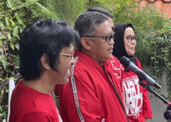Sekretaris Jenderal PDI Perjuangan Hasto Kristiyanto memberi keterangan kepada wartawan di Kantor DPP PDIP, Jakarta Pusat, Kamis (27/4/2023). (Foto: Antara/Putu Indah Savitri)