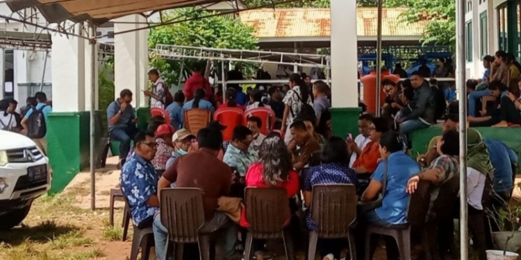 Ratusan bakal calon anggota DPRD Kabupaten/kota di Provinsi Nusa Tenggara Timur sedang menunggu untuk mengikuti pemeriksaan kesehatan jiwa dan rohani di Rumah Sakit Jiwa (RSJ) Naimata, Kota Kupang, Kamis (Foto: Antara/Benny Jahang)