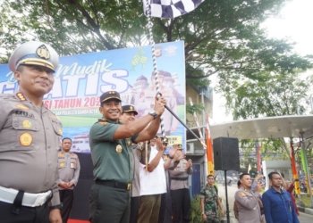 Pangdam IM Mayjen TNI Novi Helmy Prasetya, bersama Kapolda Aceh Irjen Pol Ahmad Haydar melepas rombongan balik mudik gratis, Jumat (28/4/23) pagi. (Foto: Alibi/Dok. Humas Kodam IM)
