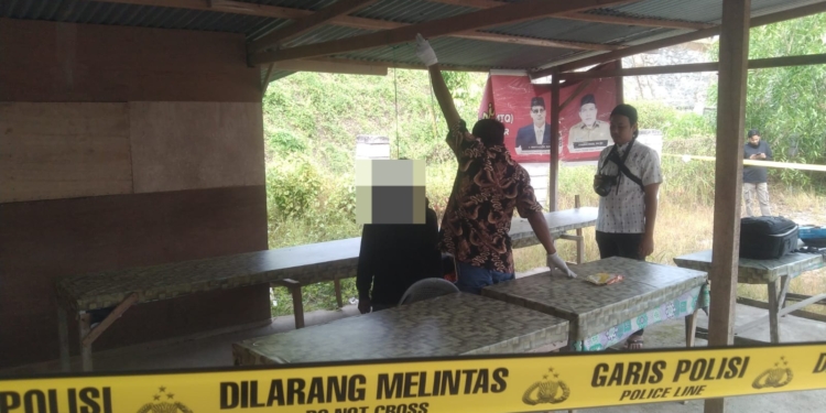 Seorang pemuda ditemukan tewas tergantung di kantin Dinas Syariat Islam (DSI) Aceh Timur, Jumat (28/4/2023). (Foto: Alibi/Dok. Polsek Idi Rayeuk)